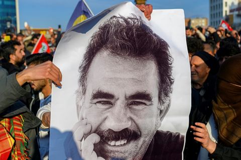 Plakat mit dem Kurdenführer Öcalan
