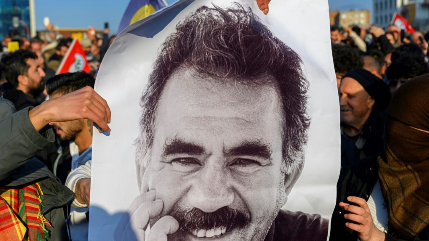 Plakat mit dem Kurdenführer Öcalan