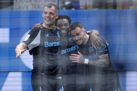 Leverkusens Garcia feiert mit seinen Kollegen das vierte Tor seiner Mannschaft beim Bundesligaspiel gegen Frankfurt