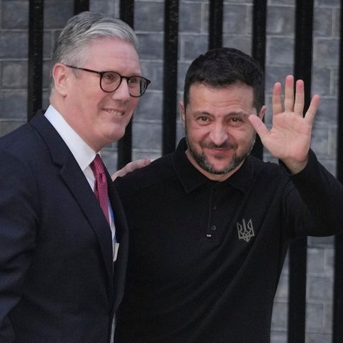 Keir Starmer (l) begrüßt den Präsidenten der Ukraine, Wolodymyr Selenskyj, vor Downing Street Number 10