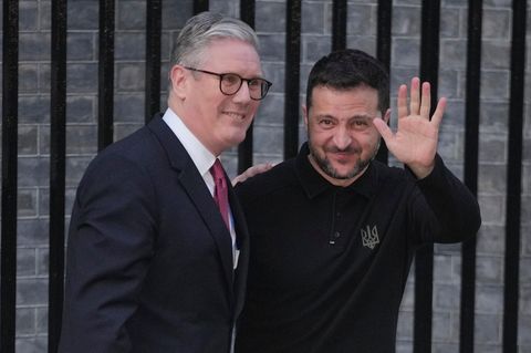 Keir Starmer (l) begrüßt den Präsidenten der Ukraine, Wolodymyr Selenskyj, vor Downing Street Number 10