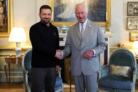 Der britische König Charles III. (r) empfängt Präsident Wolodymyr Selenskyj im Juli 2024 in Oxford