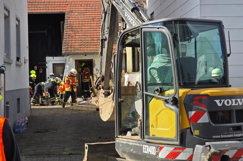 Helfer und ein Bagger sind bei der Rettung des Hundes in Stutensee bei Karlsruhe im Einsatz