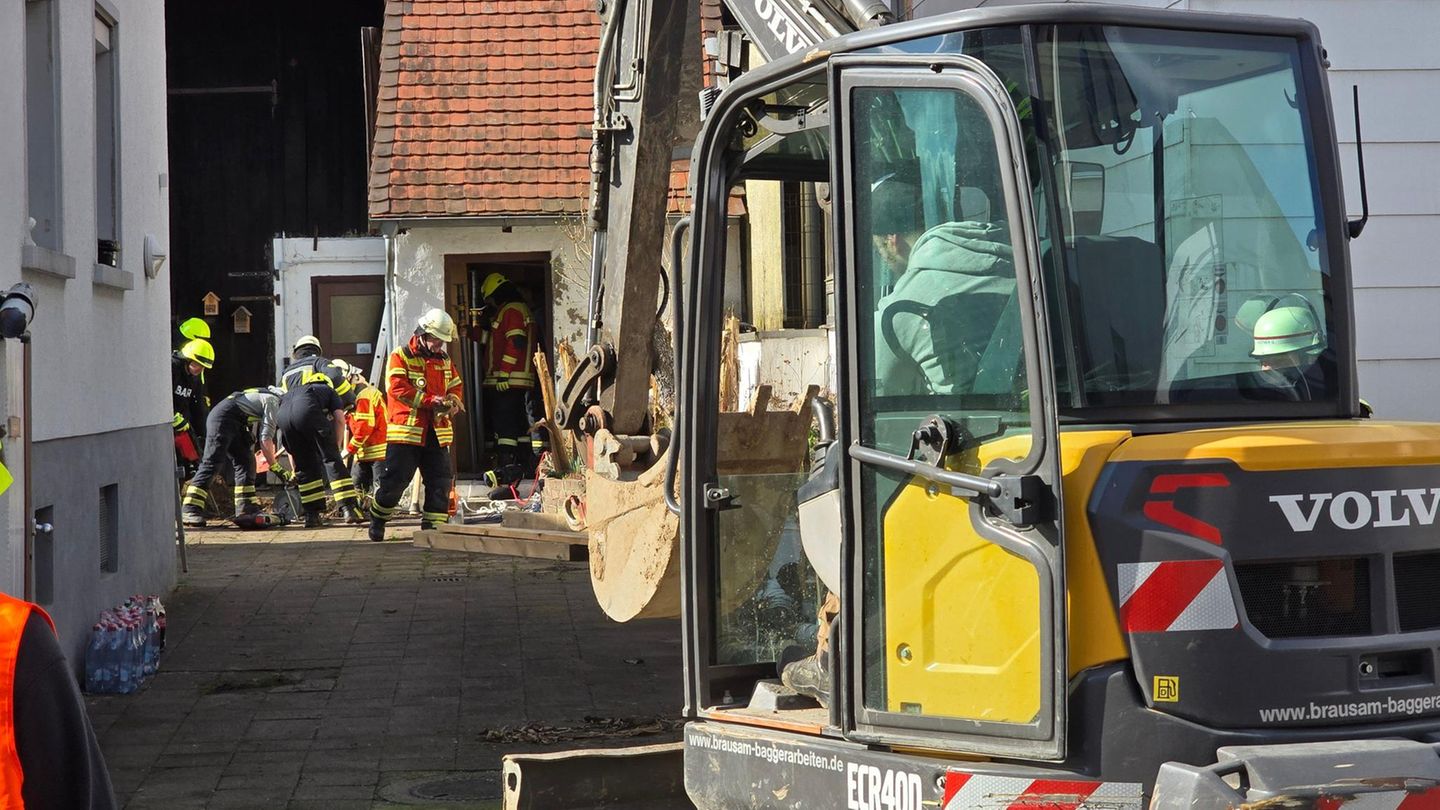 Helfer und ein Bagger sind bei der Rettung des Hundes in Stutensee bei Karlsruhe im Einsatz