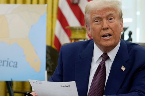 US-Präsident Donald Trump spricht zu Reportern, bevor er ein Dekret im Oval Office des Weißen Hauses unterzeichnet