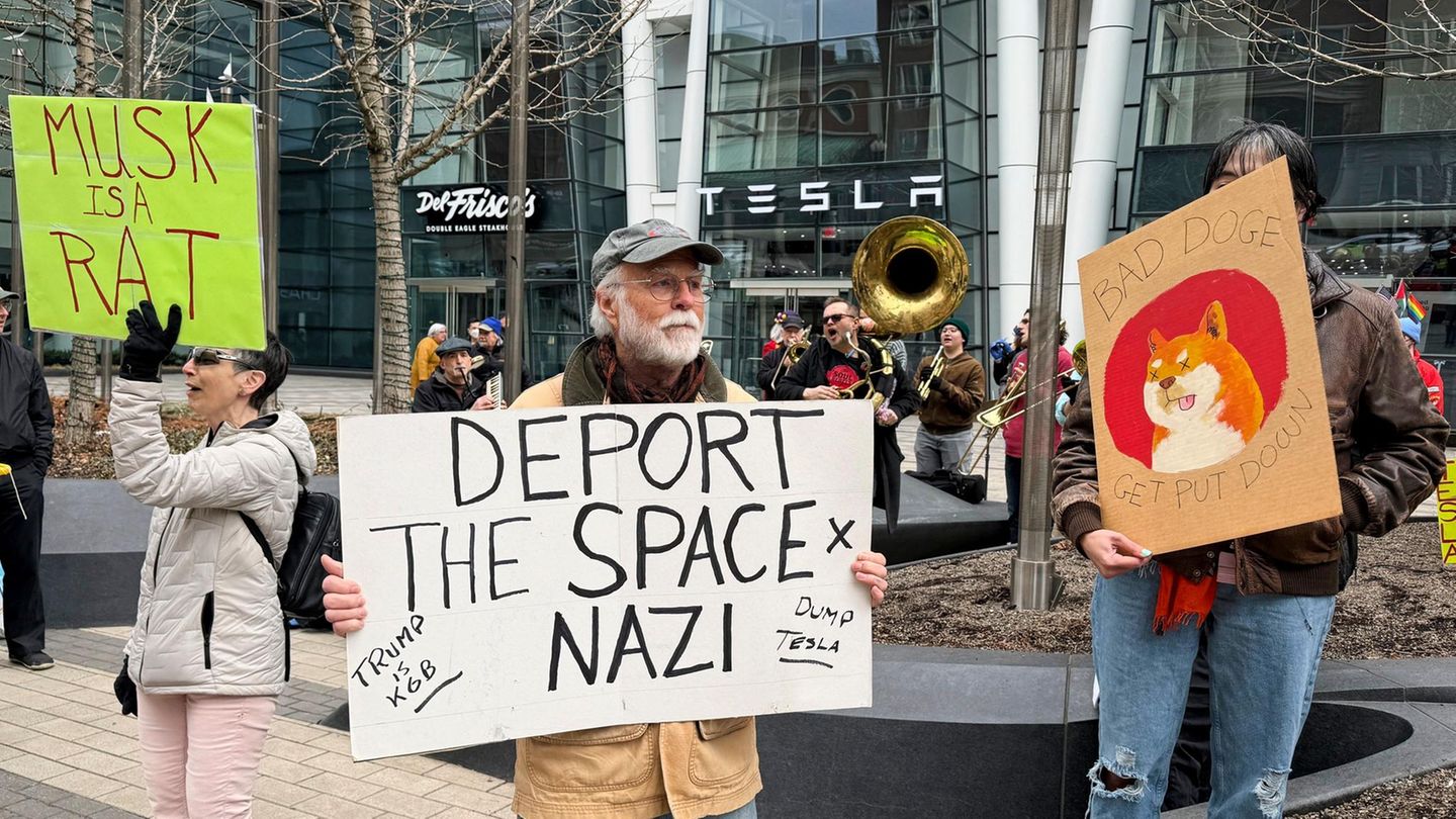 Demonstranten vor einem Tesla-Geschäft in Boston gegen Elon Musk
