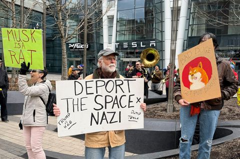 Demonstranten vor einem Tesla-Geschäft in Boston gegen Elon Musk