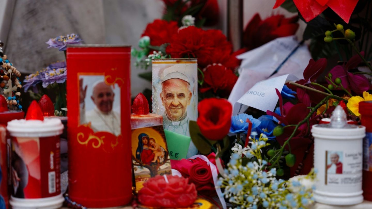 Blumen und Gebetskerzen für den Papst