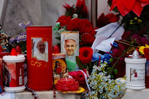 Blumen und Gebetskerzen für den Papst
