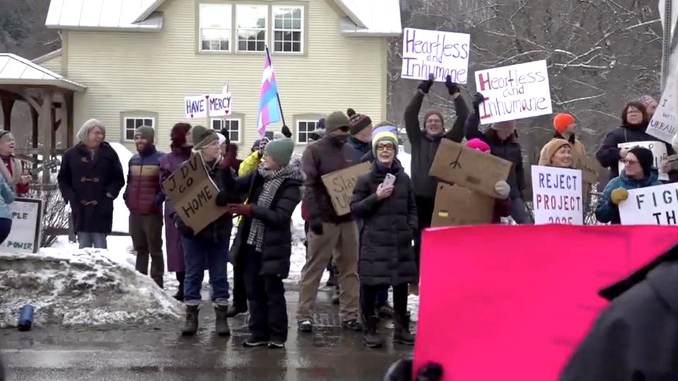 Proteste bei Vance-Besuch in Vermont: "Soll in Russland Ski fahren"