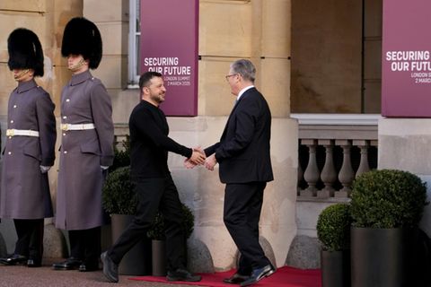 Starmer (r.) begrüßt Selenskyj