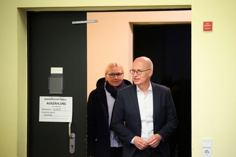 Tschentscher mit seiner Frau Eva-Maria im Wahllokal