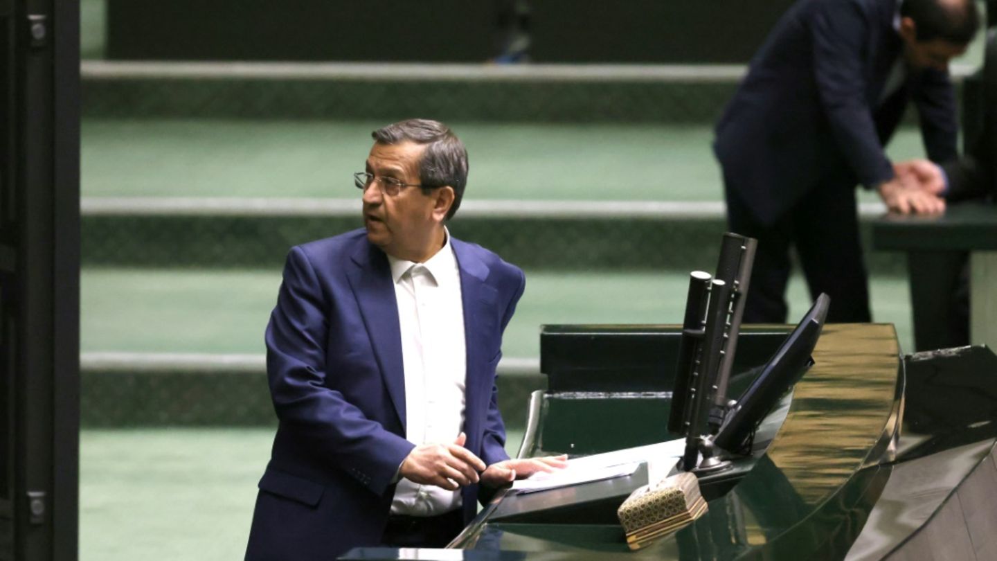 Abdolnaser Hemmati im Parlament