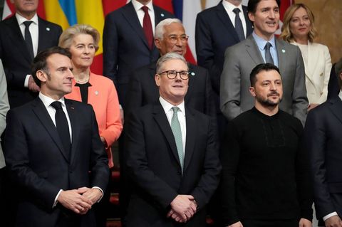 Großbritanniens Premierminister Keir Starmer bei einem Gruppenfoto