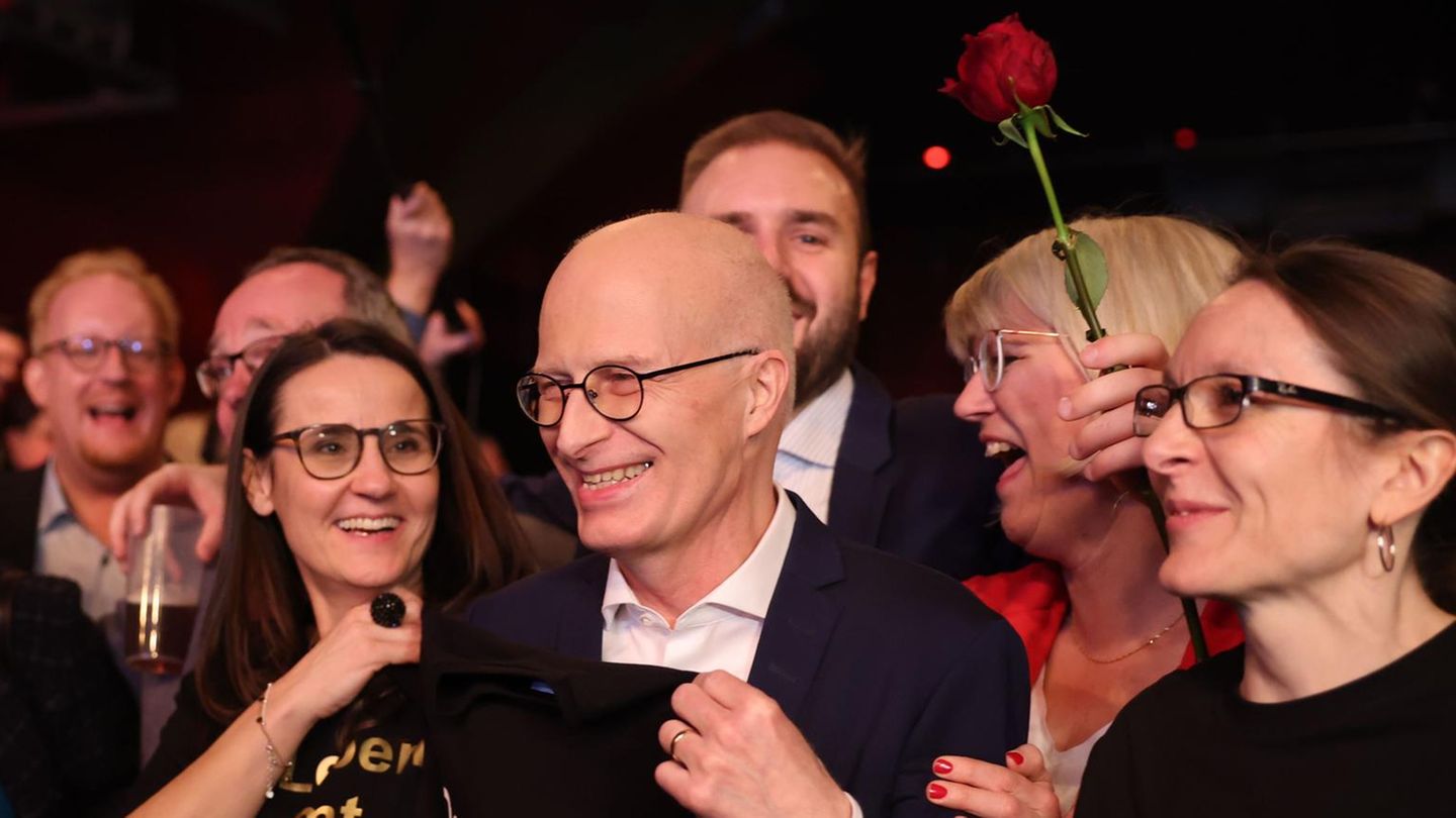 Hamburgs Erster Bürgermeister Peter Tschentscher feiert bei der Wahlparty der SPD in Hamburg