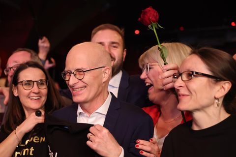 Hamburgs Erster Bürgermeister Peter Tschentscher feiert bei der Wahlparty der SPD in Hamburg