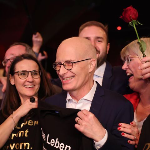 Hamburgs Erster Bürgermeister Peter Tschentscher feiert bei der Wahlparty der SPD in Hamburg