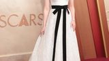 Elle Fanning in einer weißen Robe mit schwarzem Band bei den Oscars