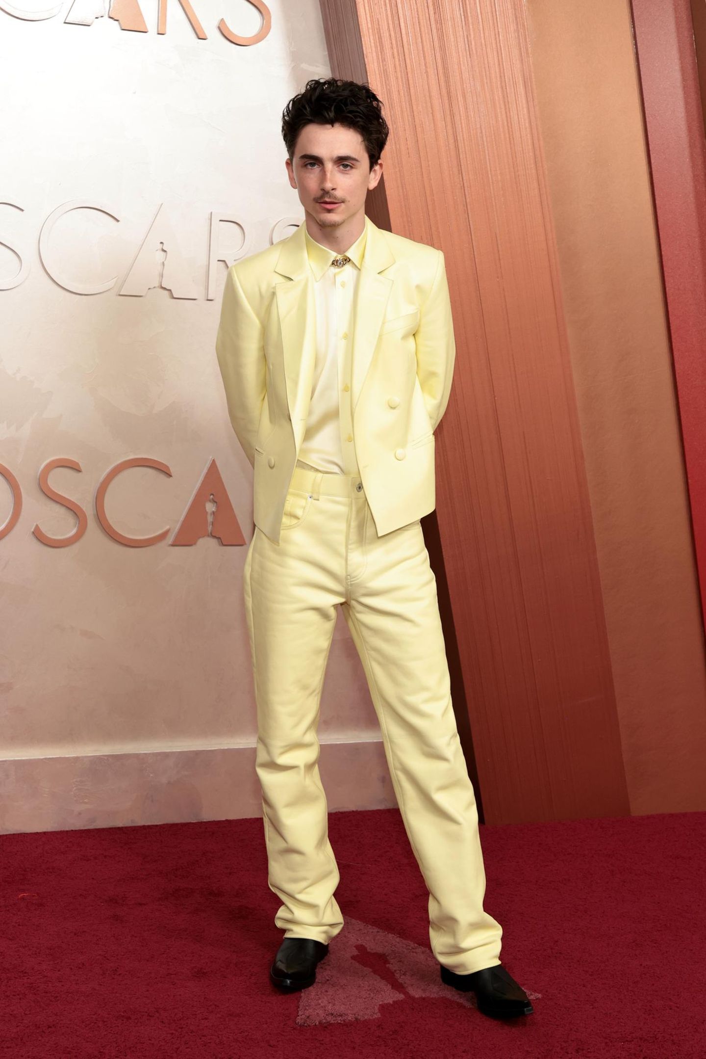 Timothée Chalamet in einem hellgelbem Anzug bei den Oscars