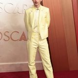 Timothée Chalamet in einem hellgelbem Anzug bei den Oscars