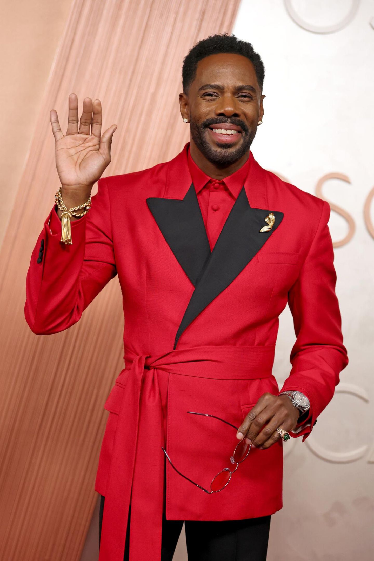 Farbklecks des Abends: Colman Domingo sorgte in seinem knallroten Valentino-Anzug für Aufsehen. Sein Schmuck stammte von Boucheron, seine 160.000 US-Dollar teure "Speedmaster"-Uhr von Omega