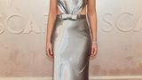 Felicity Jones in einem silbernen Kleid bei den Oscars