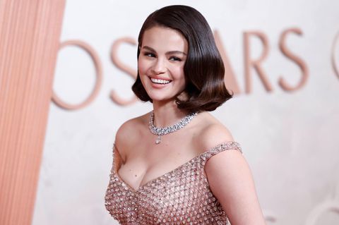 Selena Gomez in nudefarbener Robe bei den Oscars 2025