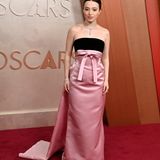 Mikey Madison in einer rosafarbenen Robe bei den Oscars