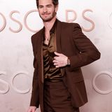 Andrew Garfield in einem braunen Anzug bei den Oscars