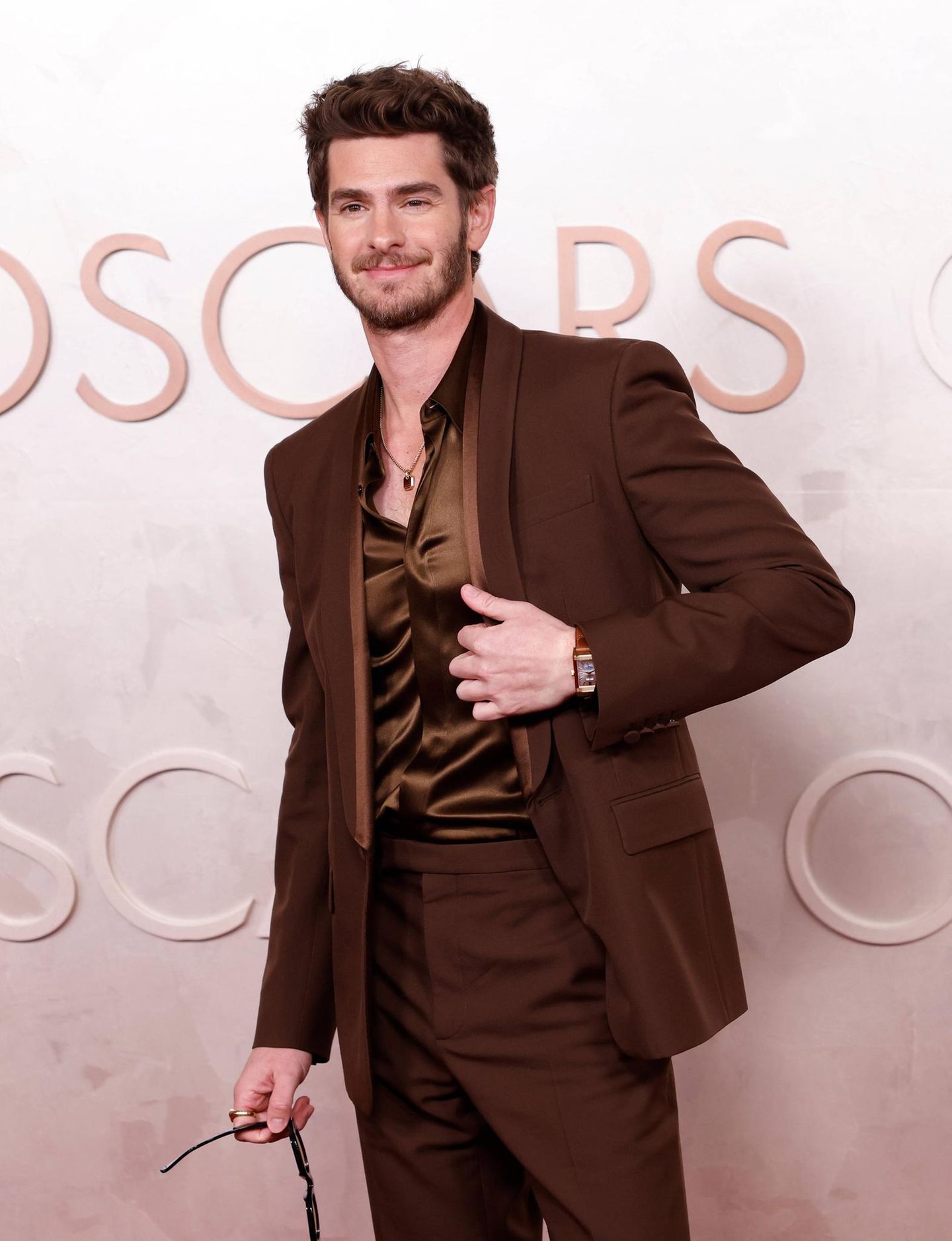 Andrew Garfield in einem braunen Anzug bei den Oscars