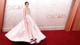 Monica Barbaro in einer rosafarbenen Robe bei den Oscars