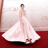 Monica Barbaro in einer rosafarbenen Robe bei den Oscars