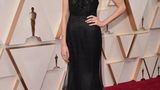 Margaret Qualley in einem schwarzen Kleid bei den Oscars