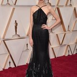 Margaret Qualley in einem schwarzen Kleid bei den Oscars