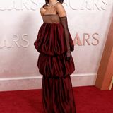 Zoe Saldana in einem weinroten Robe bei den Oscars