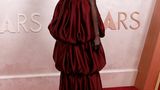 Zoe Saldana in einem weinroten Robe bei den Oscars