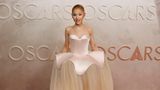 Ariana Grande in einem nudefarbenen Kleid von Schiaparelli