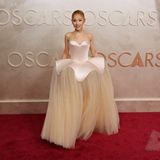 Ariana Grande in einem nudefarbenen Kleid von Schiaparelli