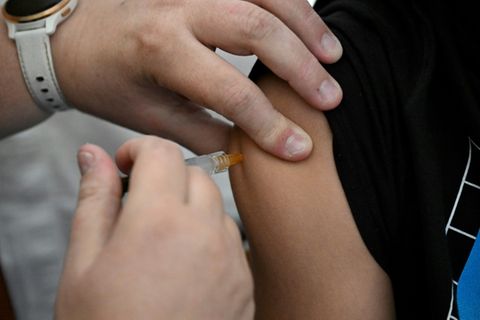 Jugendlicher bei einer HPV-Impfung