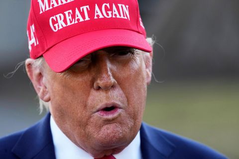 Donald Trump trägt im Freien ein "Make America great again"-Cap