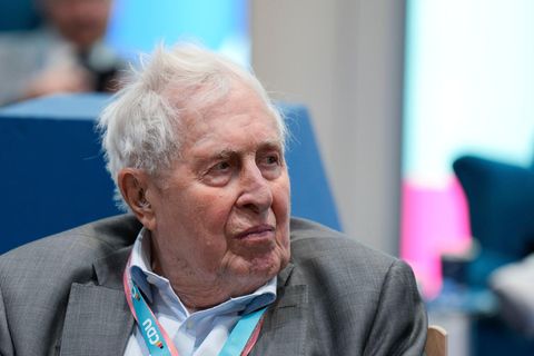Bernhard Vogel schaut zur Seite, während er um den Hals seine Delegiertenkarte beim CDU-Parteitag 2024 trägt