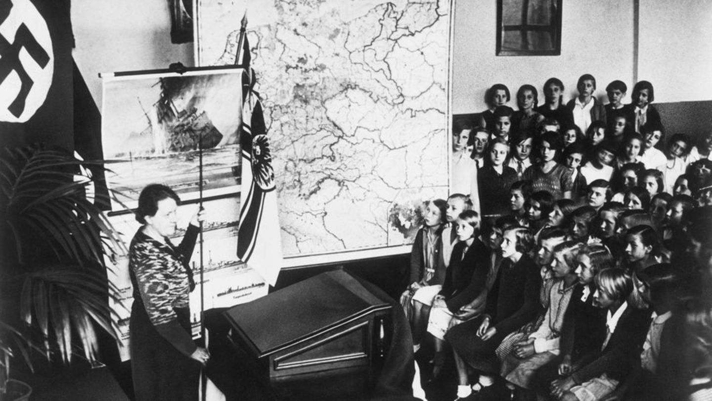 80 Jahre Kriegsende: Geschichtsunterricht nach der Machtergreifung im Mai 1933 © akg-images/ / Picture Alliance