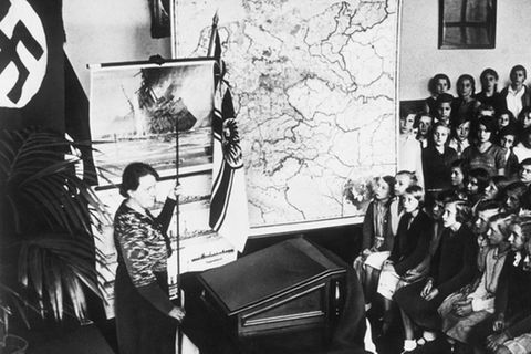 80 Jahre Kriegsende: Geschichtsunterricht nach der Machtergreifung im Mai 1933 © akg-images/ / Picture Alliance