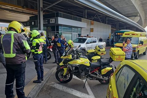 Gelbe Rettungswagen sowie Sanitäter und Ärzte sind nach einer Messerattacke in Haifa, Israel, im Einsatz