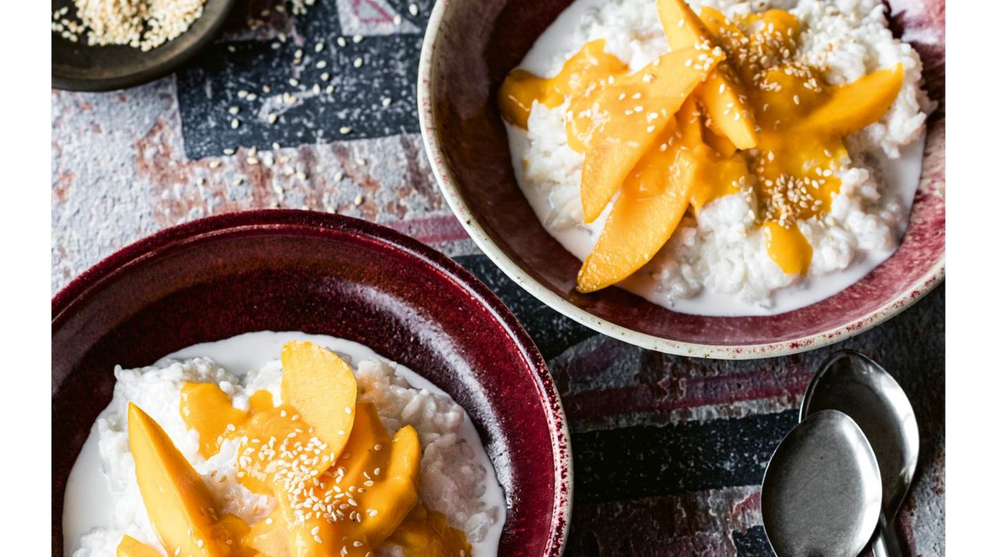 Sticky Rice mit Mango Zutaten für 4 Personen: 200 g weißer Klebreis 300 ml Kokosmilch 5-6 EL Zucker 1 große aromatische, reife Mango (oder 2 kleine) 4 TL ungeschälte Sesamsaat Salz Zubereitung 1. Den Klebreis mindestens drei Stunden oder besser noch länger, zum Beispiel über Nacht, in reichlich kaltem Wasser einweichen. 2. Den Reis in ein Sieb abgießen, abtropfen lassen, in einen Topf geben, mit Wasser bedecken und in kreisenden Bewegungen waschen. Dabei gibt der Reis Stärke ab, das Wasser wird trüb und milchig. Abgießen und erneut, eventuell auch mehrmals, waschen, bis das Wasser so gut wie klar ist. 3. Den abgegossenen Reis mit 500 Milliliter Wasser und einer Prise Salz in den Topf geben, aufkochen, dann die Hitze reduzieren und auf niedriger Stufe zehn bis 15 Minuten köcheln lassen, bis das Wasser aufgesogen ist. Den Topf vom Herd nehmen. 4. Inzwischen die Kokosmilch gut verrühren. 200 Milliliter Kokosmilch in einem kleinen Topf erhitzen, eine Prise Salz und drei Esslöffel Zucker unterrühren. Die heiße Kokosmilch über den gegarten Reis gießen, den Topf abdecken und etwa 15 Minuten ziehen lassen, dabei zwischendurch einmal umrühren. 5. Währenddessen die Mango(s) schälen, das Fruchtfleisch vom Stein lösen und die Hälfte davon in Spalten schneiden. Das übrige Fruchtfleisch in einen Mixbecher geben und mit dem Stabmixer pürieren. 6. Den Sesam in einer Pfanne ohne Fett kurz anrösten. Die übrige Kokosmilch in einem kleinen Topf erhitzen und mit dem restlichen Zucker süßen. 7. Den warmen Kokosreis auf Schalen verteilen und mit der süßen Kokosmilch begießen. Die Mangospalten darauf anrichten, dann das Mangopüree darüber geben und mit dem gerösteten Sesam bestreuen.