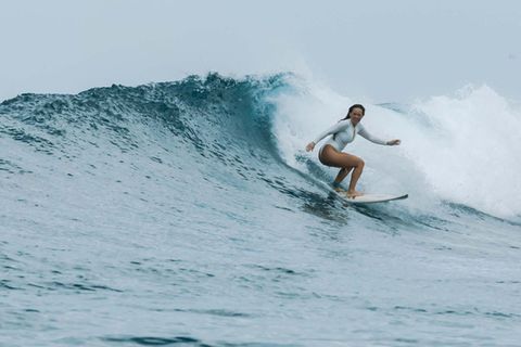 Anna von Rebay auf einem Surfboard
