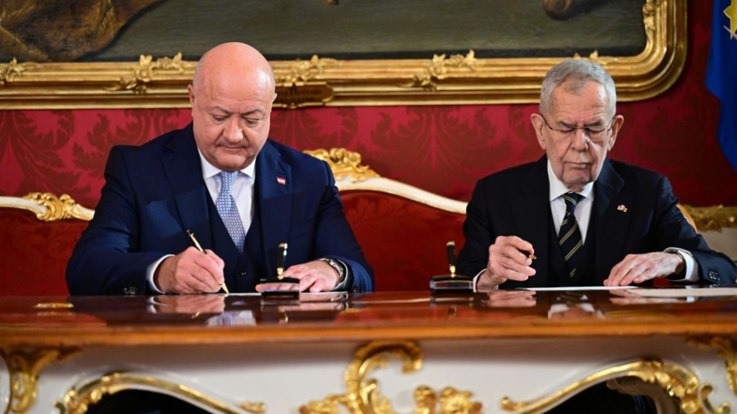 Österreichs neuer Bundeskanzler Christian Stocker (l)