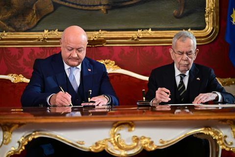 Österreichs neuer Bundeskanzler Christian Stocker (l)
