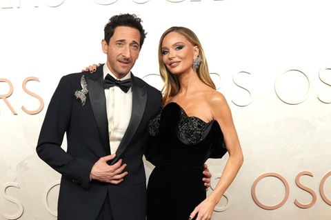 Adrein Brody und Georgina Chapman bei der Oscar-Verleihung, sie legt den Arm um ihn