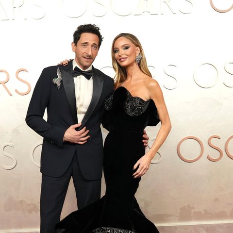 Adrein Brody und Georgina Chapman bei der Oscar-Verleihung, sie legt den Arm um ihn